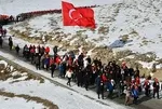 Sarıkamış şehitleri dua ve rahmetle anıldı! 4,5 kilometrelik yürüyüşte 100 metrelik Türk bayrağı taşındı