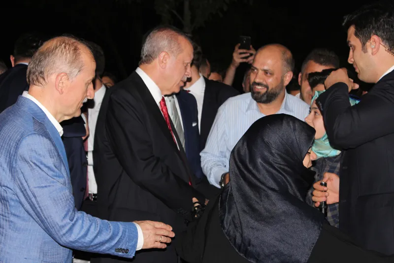 Başkan Erdoğan, piknik yapan vatandaşlarla sohbet etti - 1