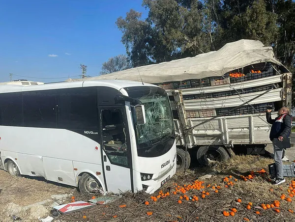 mersinde-feci-kaza-cezaevi-araciyla-kamyon-carpisti-23-yarali-1676554475616.jpg Mersin’de feci kaza! Cezaevi aracıyla kamyon çarpıştı, 23 kişi yaralandı-4