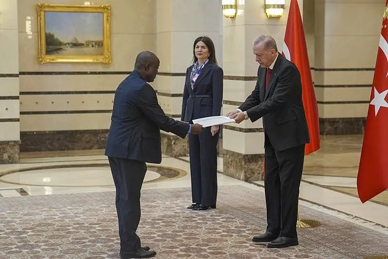 Başkan Tayyip Erdoğan, Cumhurbaşkanlığı Külliyesi'nde Burundi Büyükelçisi Didace NTureka'yı (solda) kabul etti. NTureka, Başkan Erdoğan'a güven mektubunu sundu.