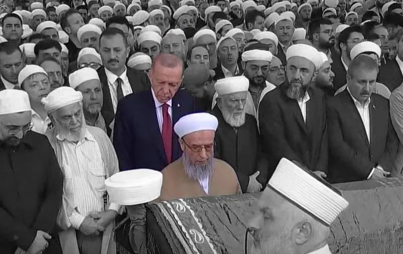 Namazı İsmailağa Cemaati'nin yeni lideri Ahmet Fikri Doğan kıldırdı. 