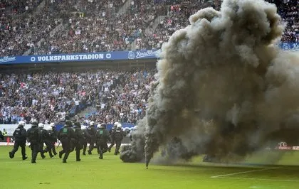 Bundesliga’da inanılmaz olay: Sahayı ateşe verdiler!