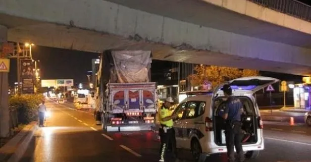 Şişli'de kamyon köprünün altında sıkıştı