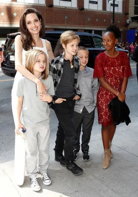 Angelina Jolie çocuklarıyla yemek yedi-12