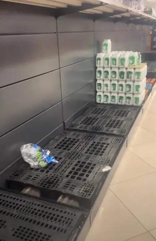 İspanya'da süpermarket rafları, Fotoğraf The Sun'dan alınmıştır