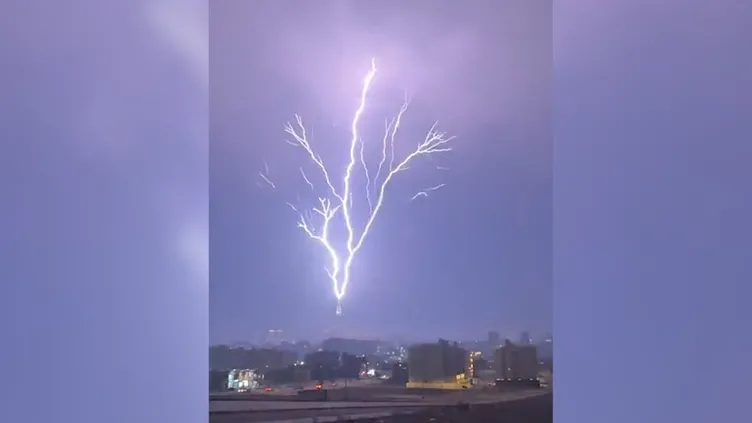 Mekke kentinde elektrik fırtınası!