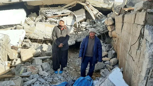 asrin-felaketinde-surunerek-girip-enkazin-altindaki-inegini-besliyor-korka-korka-giriyorum-ve-acele-cikiyorum-1676526393512.jpg Asrın felaketinde sürünerek girip enkazın altındaki ineğini besliyor: "Korka korka giriyorum ve acele çıkıyorum"-4