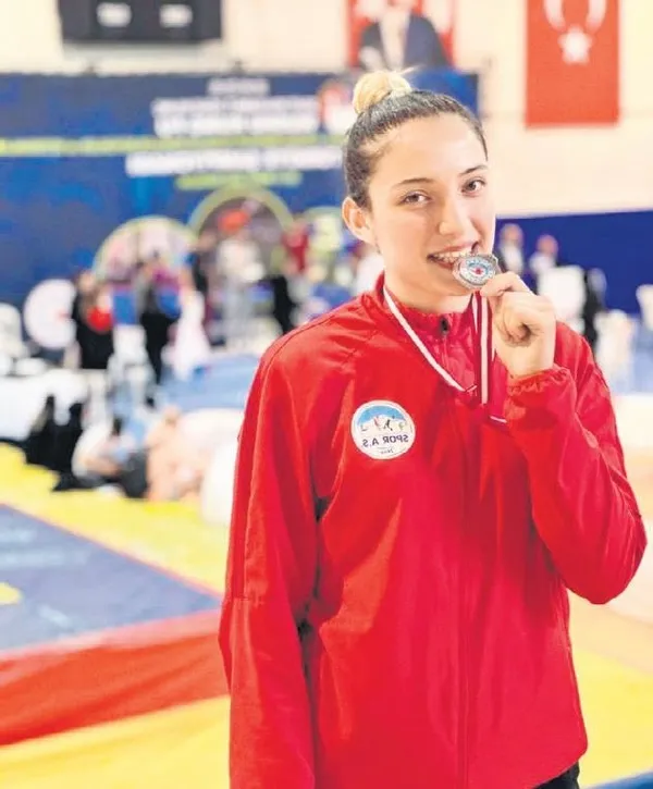 luks-yatta-can-pazari-atakoy-marinada-bir-yat-alev-topuna-dondu-3u-kadin-4-kisi-yaralanirken-2-kisi-denize-atl-1698100748437.jpeg Lüks yatta can pazarı! Ataköy marinada bir yat alev topuna döndü: 3’ü kadın 4 kişi yaralanırken, 2 kişi denize atlayıp kurtuldu-6