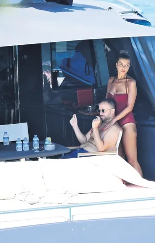 Erdinç Acar ile Gizem Çetin ilk kez görüntülendi! Aşk tatiline çıkan çift objektiflere böyle yansıdı