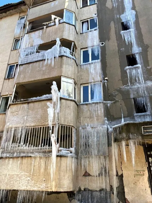 1676726297010.jpeg Adıyaman buz kesti, patlayan GES kazanlarından akan sular buz sarkıtı oldu-5