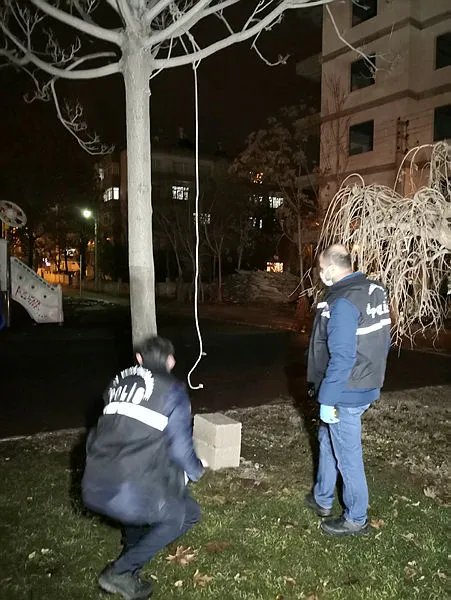 kendini-agaca-asan-genci-kucaklayarak-kurtardi-1608064312294.jpg Urganla kendisini ağaca asan genci, bisikletle oradan geçen başka bir genç kucaklayarak kurtardı ama intihar girişiminde bulunan genç basın mensuplarına saldırdı-5