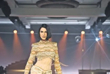 Ahu Yağtu defilenin yıldızı oldu! Oğlu Kemal annesini pürdikkat izledi
