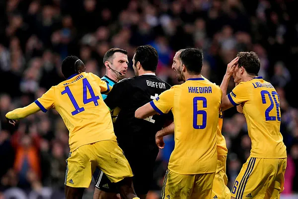 Juventus taraftarı Michael Oliver'ın peşini bırakmıyor-3