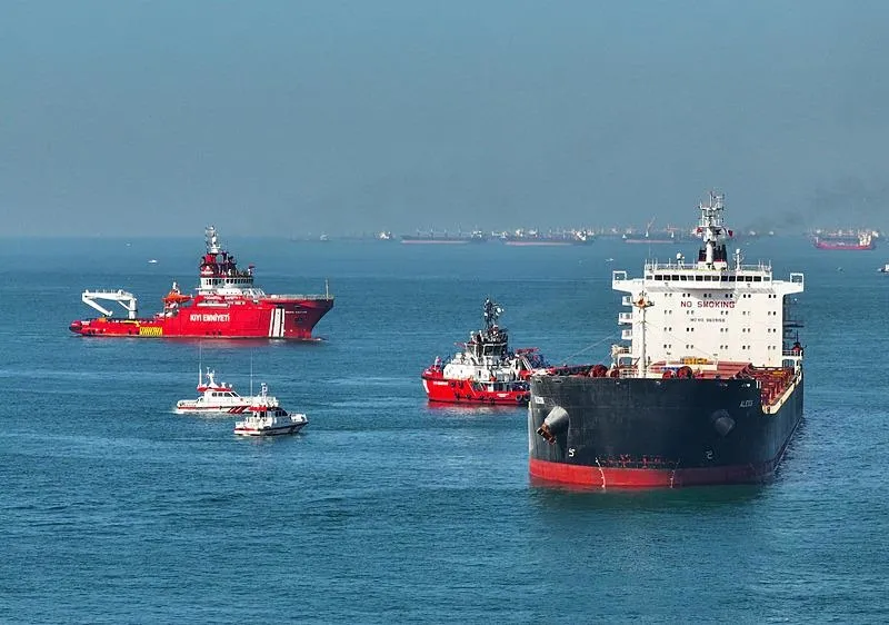 İstanbul Boğazı'nda karaya oturan yük gemisi kurtarıldı! Gemi trafiği normale döndü-4