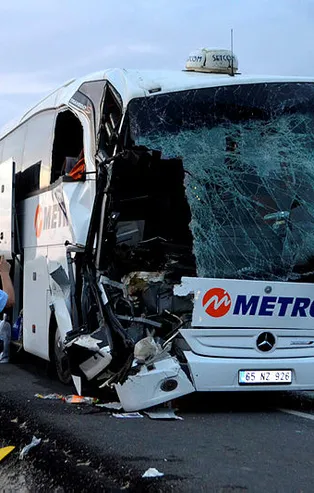 Amasya'da yolcu otobüsü TIR'a çarptı