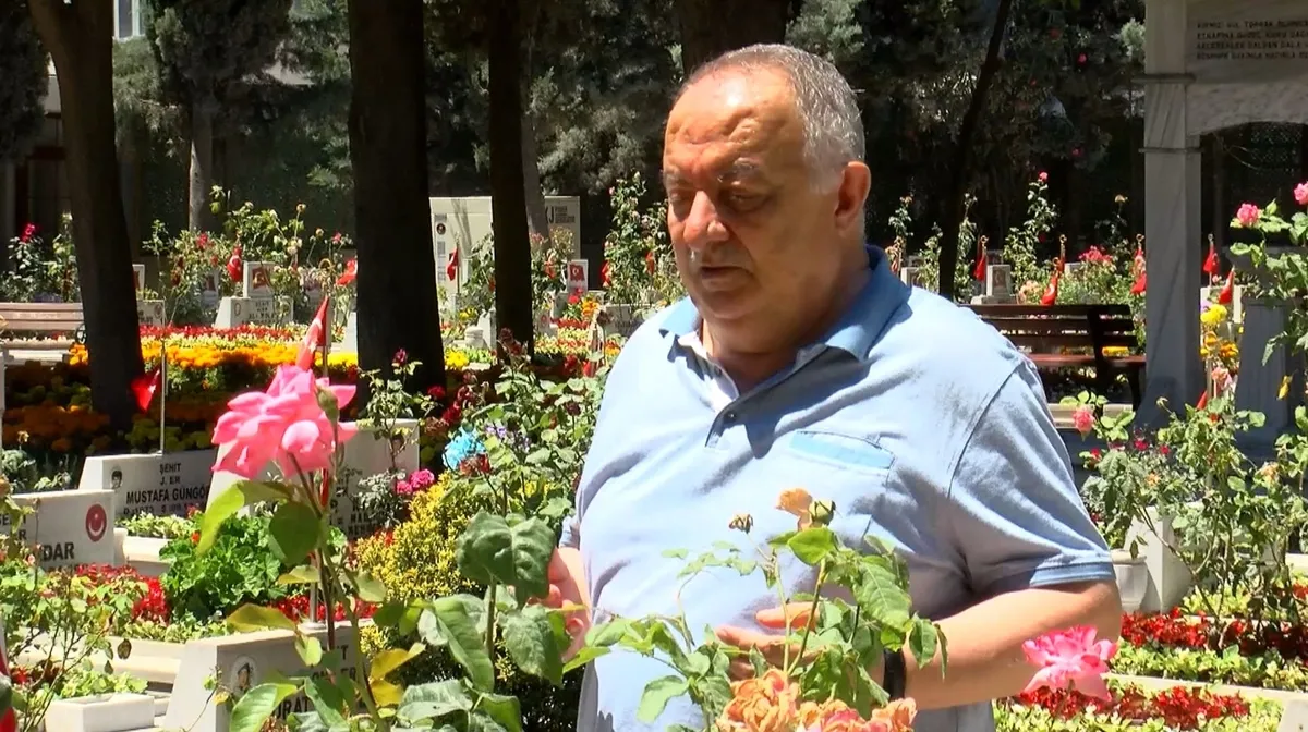 sehit-babalari-edirnekapi-sehitliginde-gozyasi-doktu-1782067703759.jpeg Evlat acısıyla geçen yıllar ve dinmeyen gurur! Şehit babaları Edirnekapı Şehitliği'nde gözyaşı döktü-5
