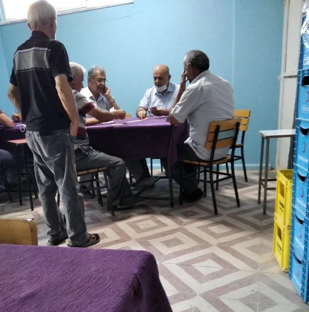 chp-serinhisar-belediye-baskani-huseyin-gemi-koronavirus-yasagina-ragmen-kahvede-kagit-oynadi-1600814084612.jpg CHP Serinhisar Belediye Başkanı Hüseyin Gemi koronavirüs yasağına rağmen kahvede kağıt oynadı-2