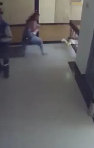 Kolombiya'da annenin bebeğini kurtarma anı kamerada