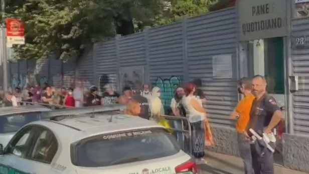 avrupada-aclik-ve-gida-krizi-derinlesiyor-italyanin-finans-baskenti-milanoda-yardim-kuyruklari-sosyal-medyaya-1661802183213.jpeg Avrupa'da açlık ve gıda krizi derinleşiyor! İtalya'nın finans başkenti Milano'da yardım kuyrukları sosyal medyaya yansıdı-2