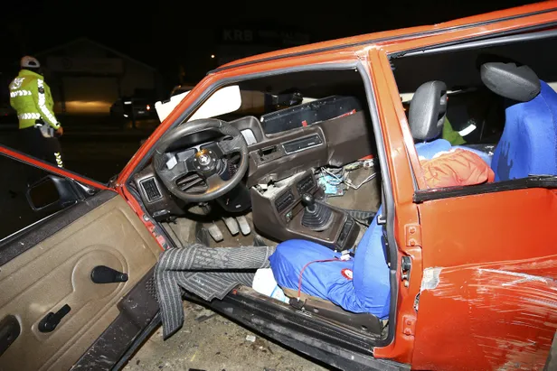 Ankara'da korkuç kaza! Hurdaya dönen otomobilden burnu bile kanamadan kurtuldu-3