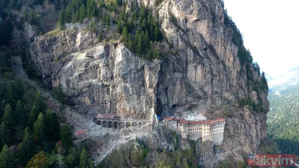 Geçmişi 1600 yıl öncesine dayanıyor: 360 tonluk kaya bitlendi iğneyle kuyu kazıp yeni odalar ortaya çıktı! Sümela Manastırı'na ziyaretçi akını - 26