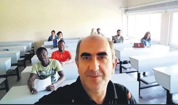 baskan-erdoganin-katilimiyla-2021-ilim-yayma-odulleri-sahiplerini-buldu-bu-vatan-beni-okuttu-o-yuzden-buradayim-1640076676571.jpeg Başkan Erdoğan'ın katılımıyla 2021 İlim Yayma Ödülleri sahiplerini buldu: Bu vatan beni okuttu o yüzden buradayım-4