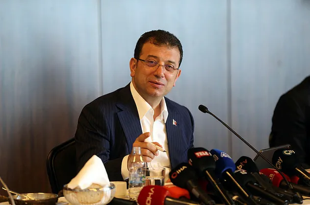 CHP'de Ekrem İmamoğlu'nun söyledikleri farklı yaptıkları farklı! Mitingden mitinge koşup gazetecilerle poz kesiyor ama sorsan aday değil
