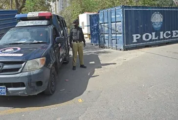 Pakistan'da polis merkezine bombalı saldırıda bir emniyet mensubu yaralandı