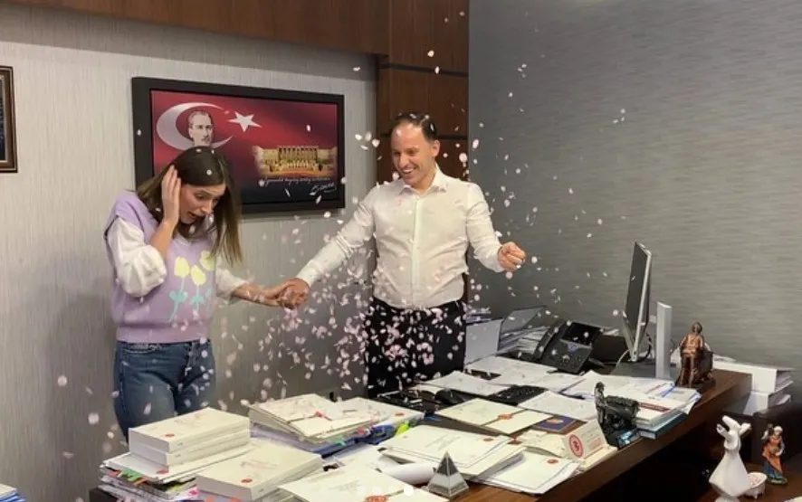 yeni-partili-deniz-yavuzyilmazin-esi-serpil-yavuzyilmaz-hakkinda-sorusturma-1790691460736.jpg Maaşlara el konuldu iddiası! Yeni Partili Deniz Yavuzyılmaz'ın eşi Serpil Yavuzyılmaz hakkında soruşturma-4