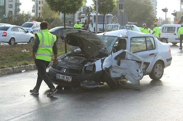 Sivas'ta korkunç kaza: 2 ölü, 2 yaralı