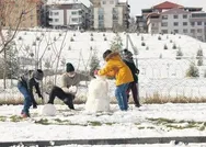 Kar yağışı eşsiz manzaralar ortaya çıkardı! Anne ve babalar çocuklar gibi eğlendi
