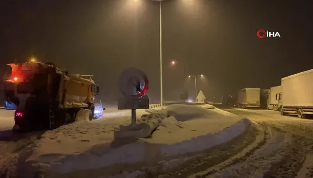 Yoğun kar yağışı sebebiyle TEM Otoyolu Düzce-Bolu geçişinde 17 kilometrelik araç kuyruğu oluştu