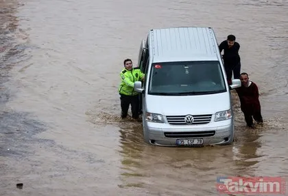 SON DAKİKA: İzmir’de sel felaketi! Polisler vatandaşlara yardımcı oldu