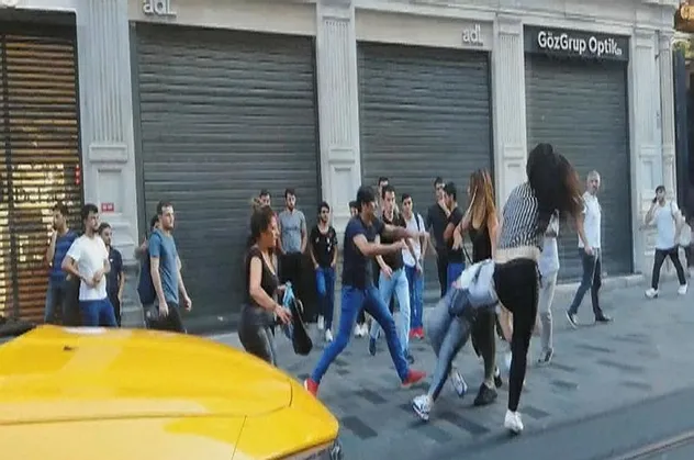 İstiklal Caddesi'nde 'meydan savaşı'! Kadınlar birbirlerini yerlerde sürükledi