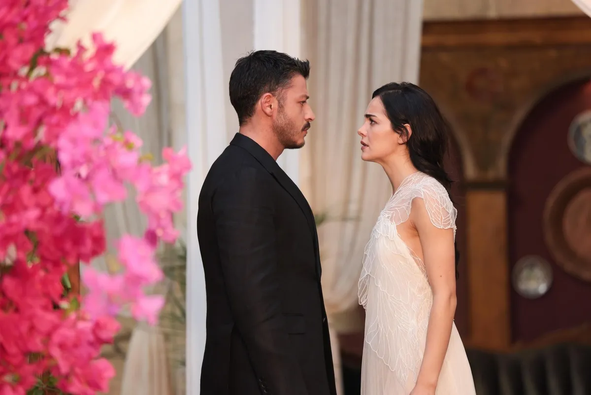 atvnin-yeni-dizisi-mercan-koskun-ilk-on-izleme-sahnesi-yayinlandi-1782893225680.jpeg Atv’nin yeni dizisi Mercan Köşk’ün ilk ön izleme sahnesi yayınlandı-3