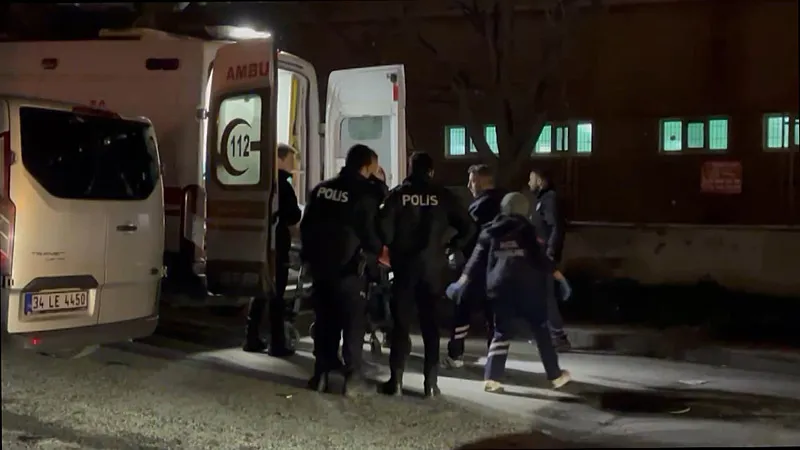 Esenyurt'ta cadde ortasında bir kişi ölü bulundu (DHA)