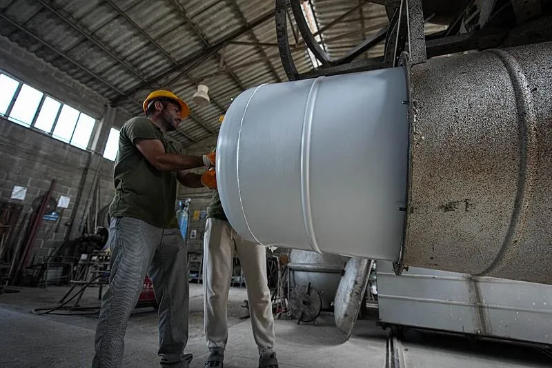 Su kesintileri İzmirlileri su deposu almaya yöneltti. (AA)