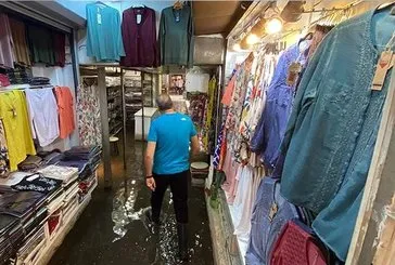İzmir’de Tarihi Kemeraltı Çarşısı’nda iş yerlerini su bastı