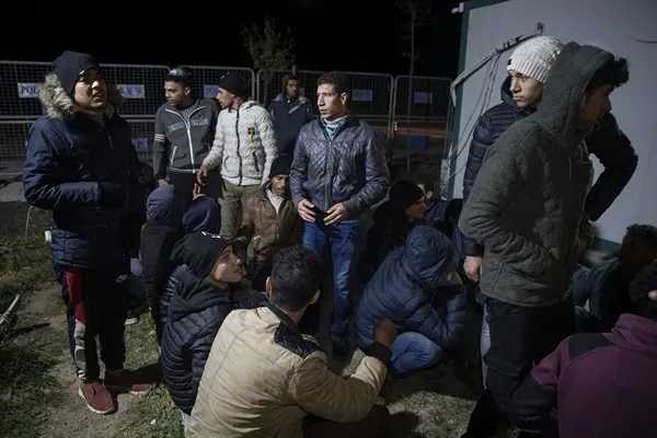 Yunan askerleri mültecileri darbedip zorla Türkiye'ye gönderdi-1