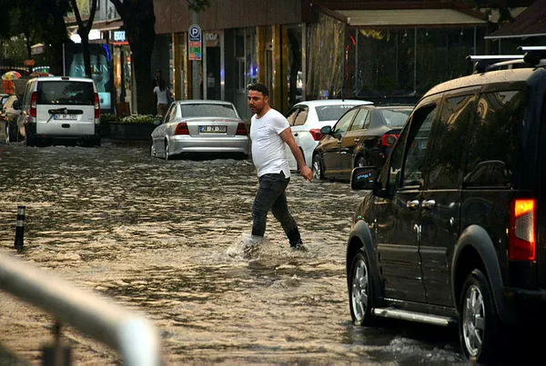 Kayseri'de akşam saatlerinde başlayan yağmur hayatı olumsuz yönde etkiledi-5