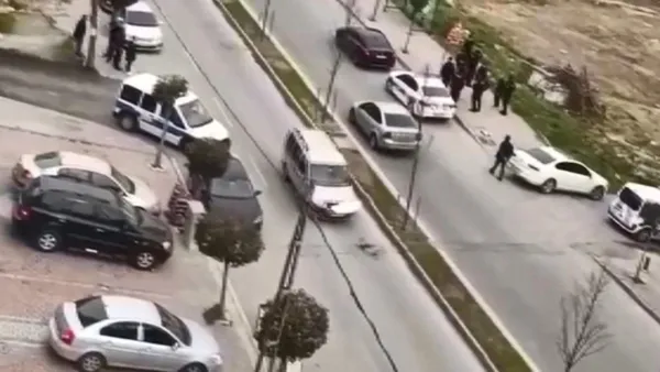 buyukcekmecede-kan-davasi-polis-merkezi-onunde-catisma-cikti-1645443506660.jpg Büyükçekmece'de kan davası! Polis merkezi önünde çatışma çıktı-4