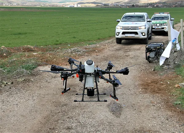 Türkiye’de bir ilk: Dron ile ücretsiz ilaçlama Türkiye’de ilk defa tarım arazileri dron ile ilaçlandı-5