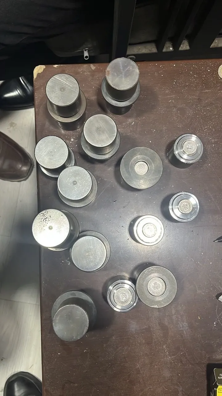 Darphanede basılması gereken altınlar merdiven altı tesislerde basıldı.