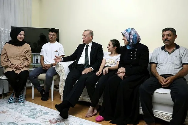 Başkan Erdoğan'ın çay sohbetine gittiği Çaşmaz ailesi o anları anlattı: "Seni görmez bile diye dalga geçtiler"
