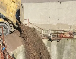 İBB, metro hattı için açılan çukurları toprakla kapatıyor