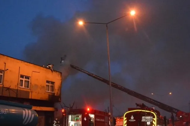 Beykoz’da iki bina alev alev yandı