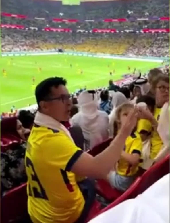 2022-fifa-dunya-kupasinin-acilis-macinda-katar-ve-ekvadorlu-taraftar-arasinda-baslayan-gerginlik-mac-sonu-dost-1668975804658.jpeg 2022 FIFA Dünya Kupası'nın açılış maçında Katar ve Ekvadorlu taraftar arasında başlayan gerginlik maç sonu dostlukla bitti-3