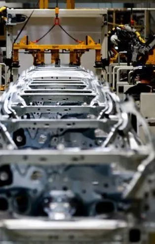 Pandemiye rağmen üretimi aksamadı: Otomotiv sektöründe çıraklar işbaşı yaptı