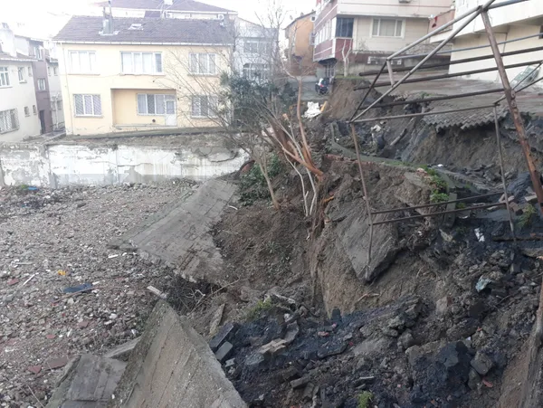 son-dakika-istanbulda-korku-dolu-anlar-istinat-duvari-coken-bina-tahliye-edildi-1611827110692.jpg SON DAKİKA: İstanbul'da korku dolu anlar! İstinat duvarı çöken bina tahliye edildi-4