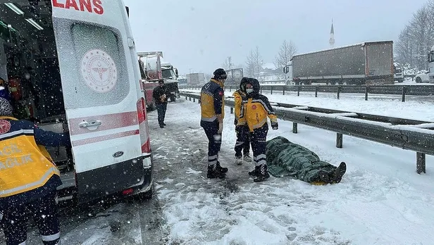 Son dakika: Kar yağışı kazaları da beraberinde getirdi! çok sayıda kişi yaralandı TEM Otoyolu ulaşıma kapandı-7